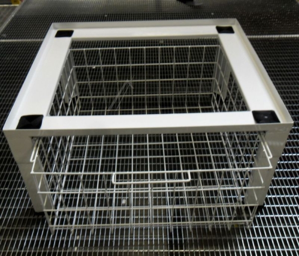 0059  ONDERSTEL MET KORF VOOR WASMACHINE/ DROGER 610X550X300MM